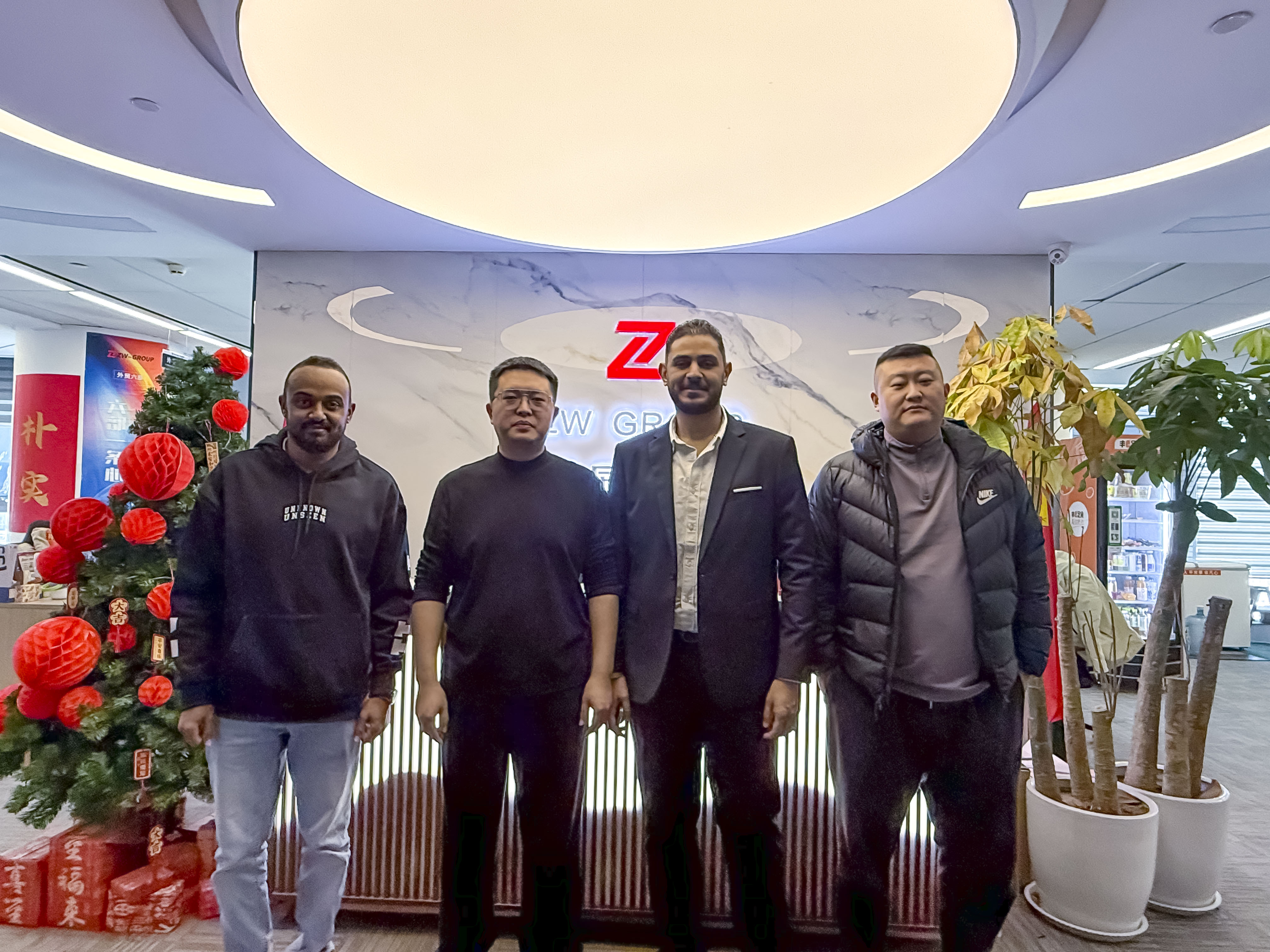 Clientes de Dubai visitam o ZW Vehicle Group