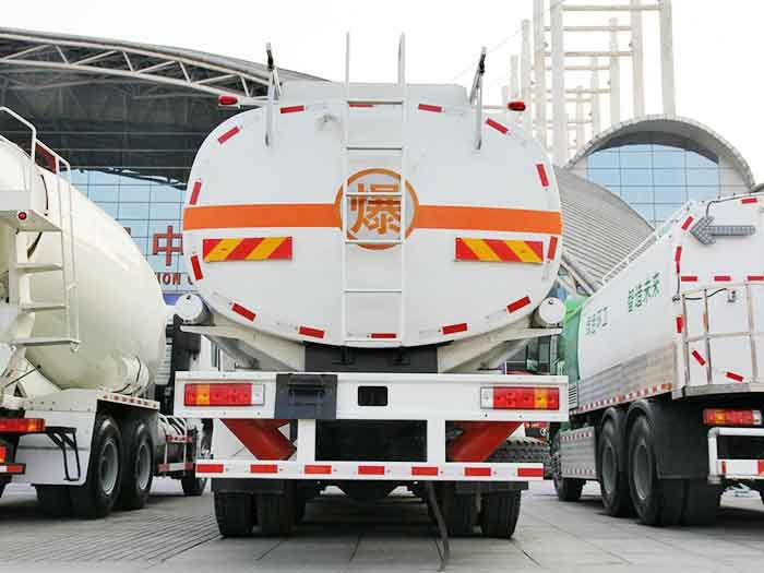 شاحنة صهريج الوقود شاكمان M3000