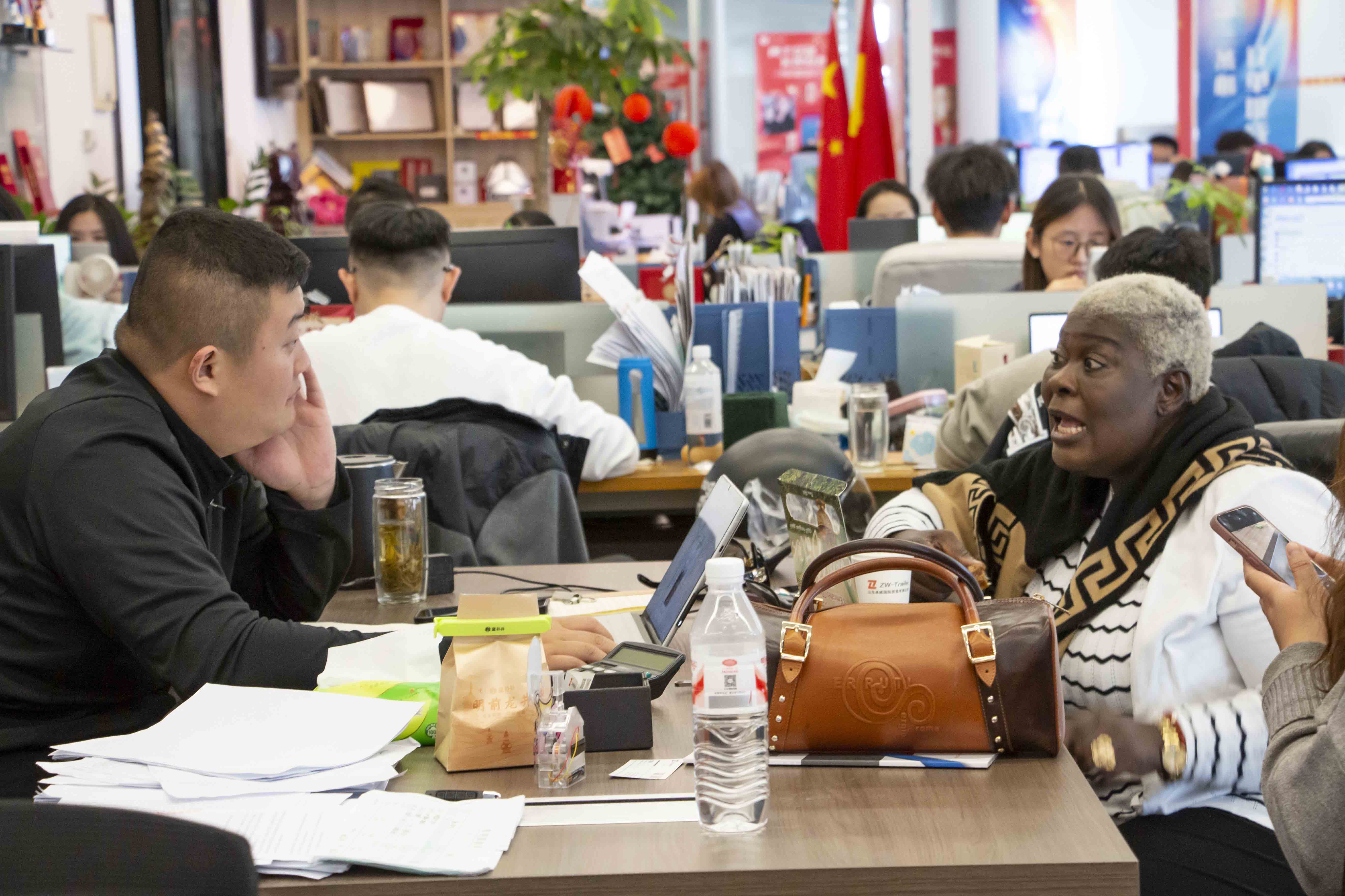 عميل نيجيري يحصل على 16 شاحنة قلابة مستعملة من طراز HOWO متميزة من مجموعة ZW للمركبات