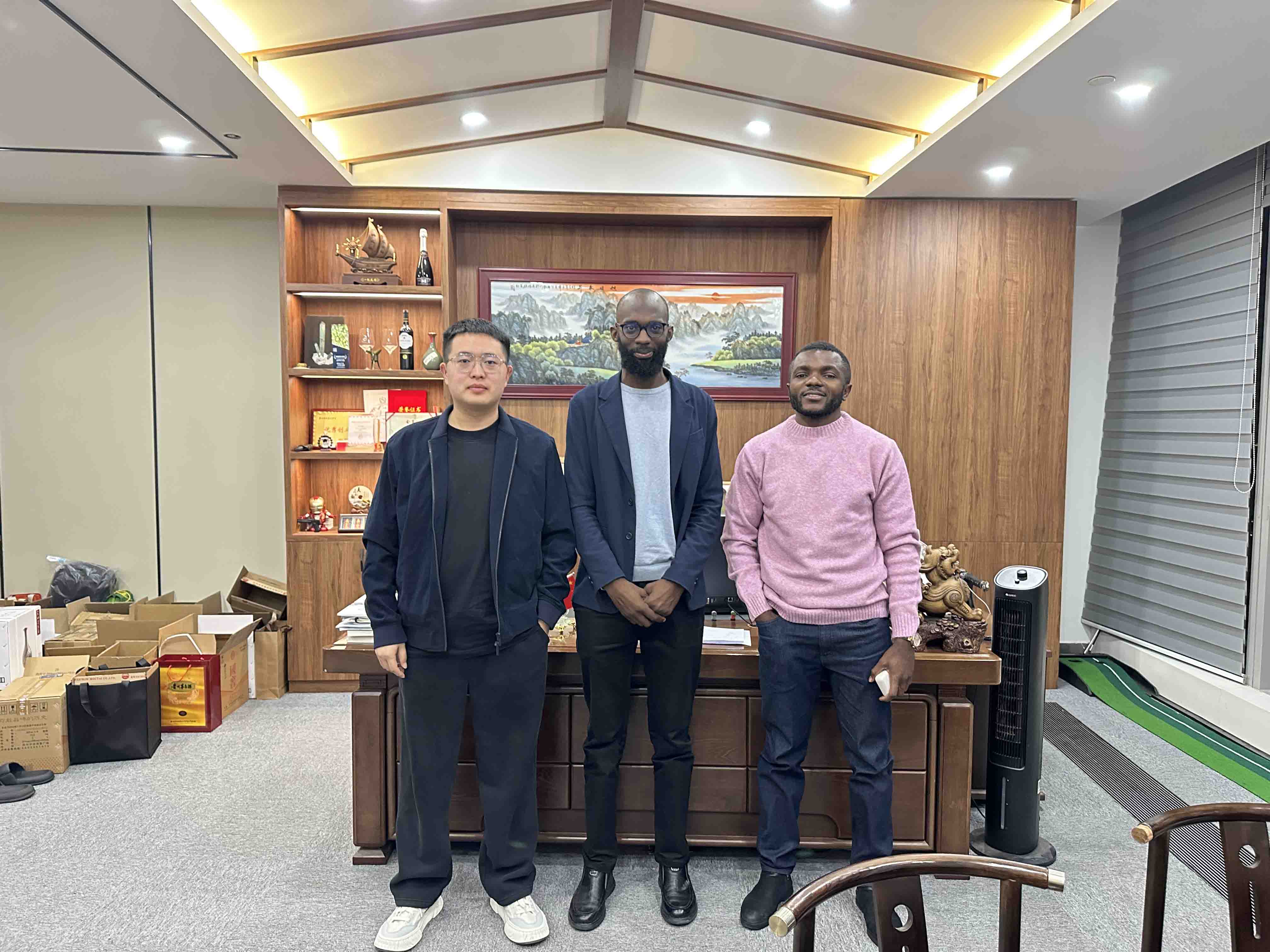 تصدير بالجملة: 30 وحدة من مقطورات تفريغ نصفية بمحاور 4 إلى موريتانيا