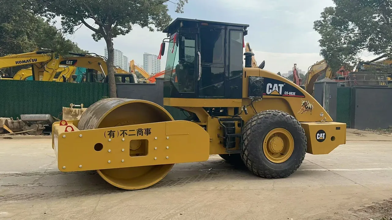 مستعملة CAT CS683E مدحلة الطرق