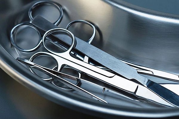 Steel plays an important role in the manufacturing of medical devices, such as surgical instruments, artificial bones, and joints. Its biocompatibility, corrosion resistance, and high strength make it an ideal choice in the medical field.