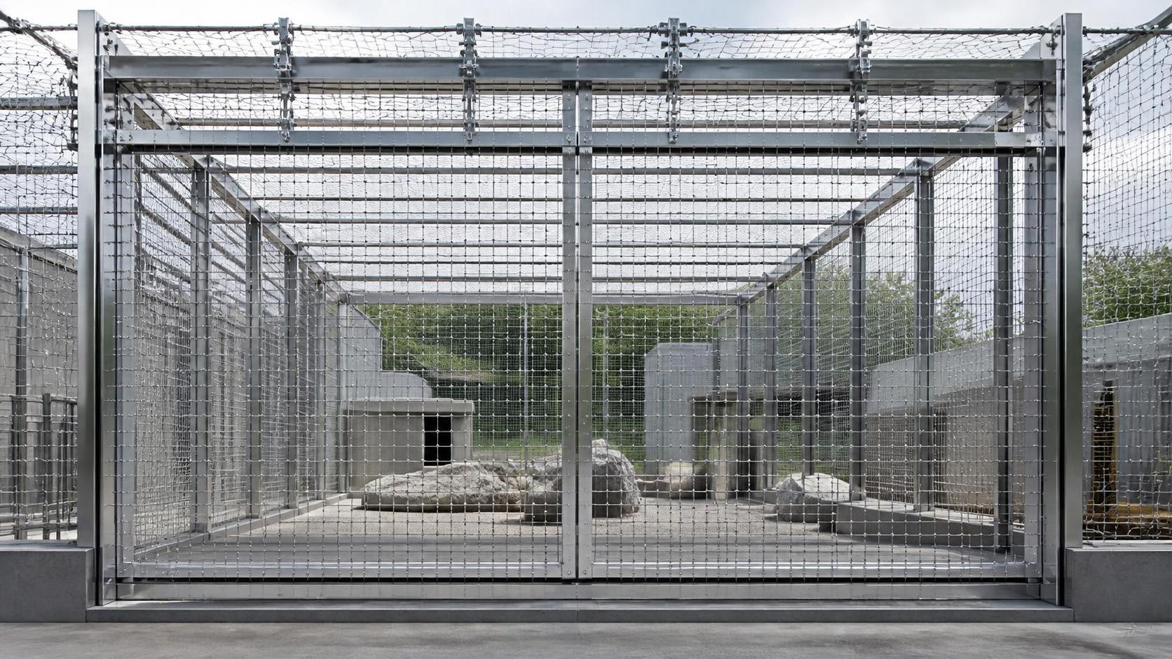 Is stainless steel wire rope mesh for zoo enclosure safe for big cats