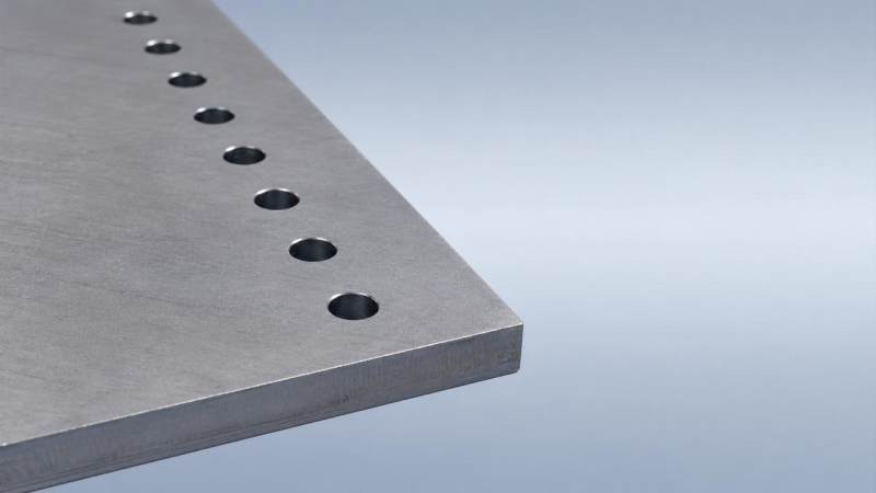 Does structural steel drilling accuracy drop after 3mm plate thickness?