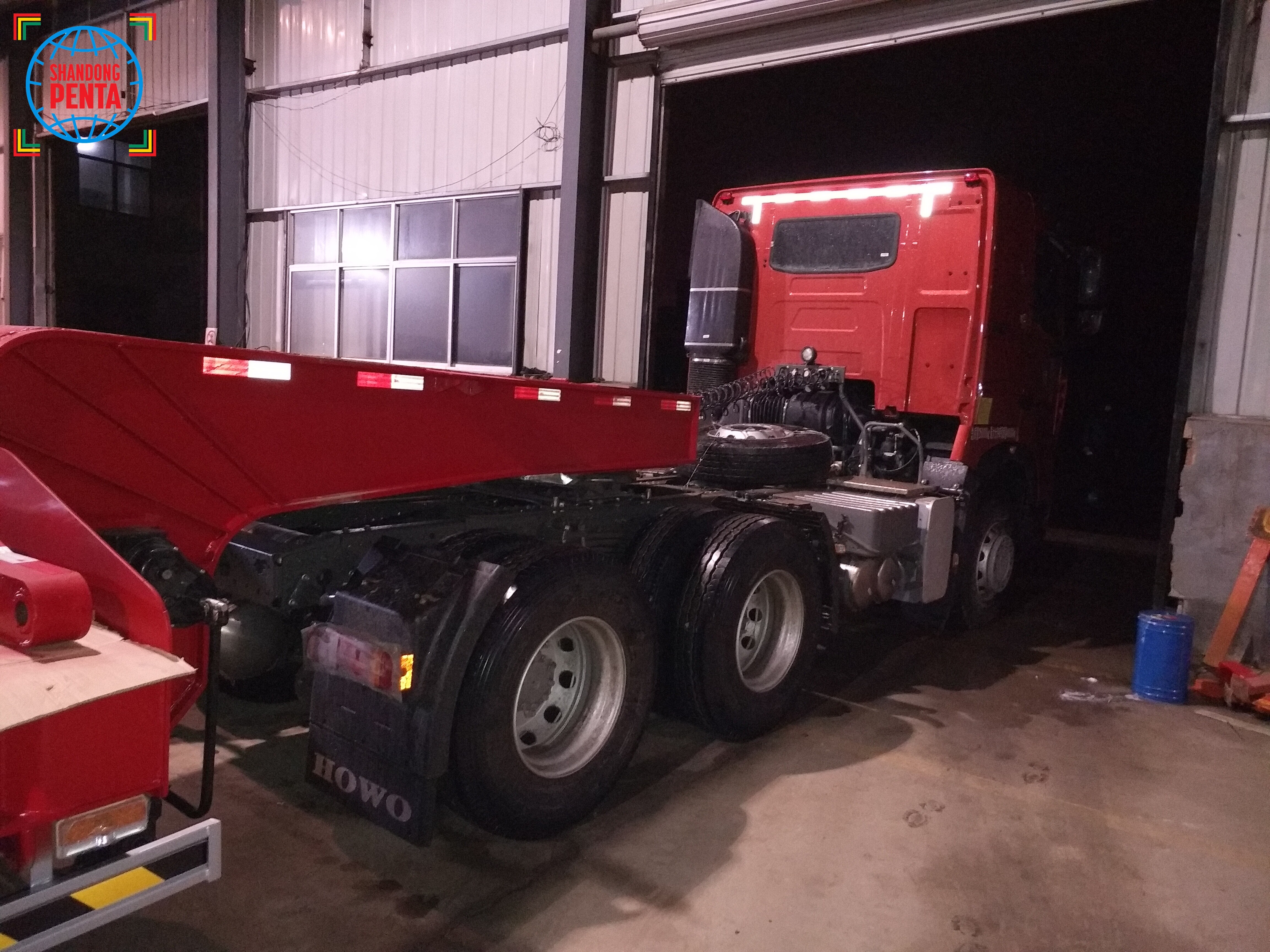 Four-axle flatbed truck