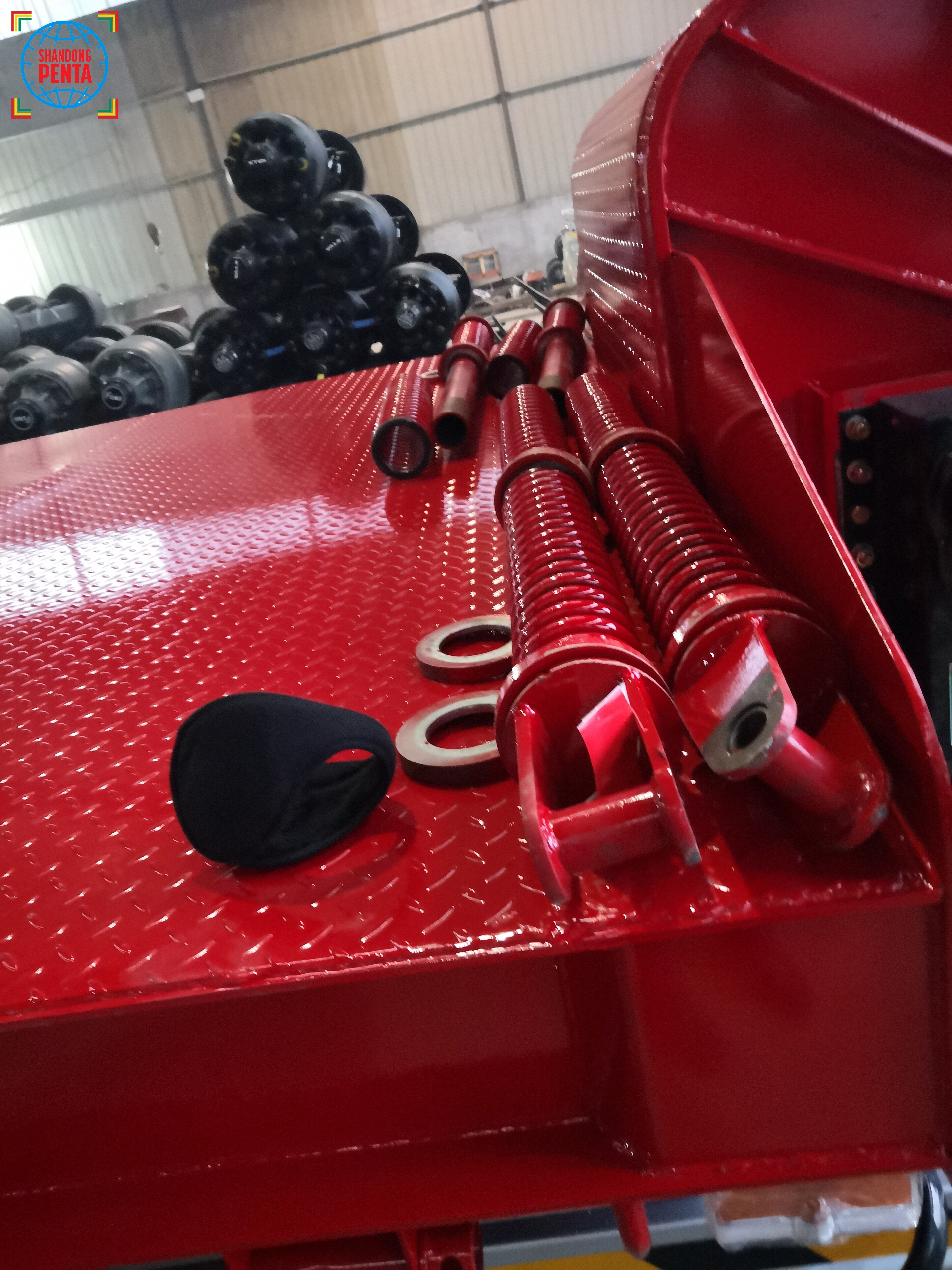 Four-axle flatbed truck