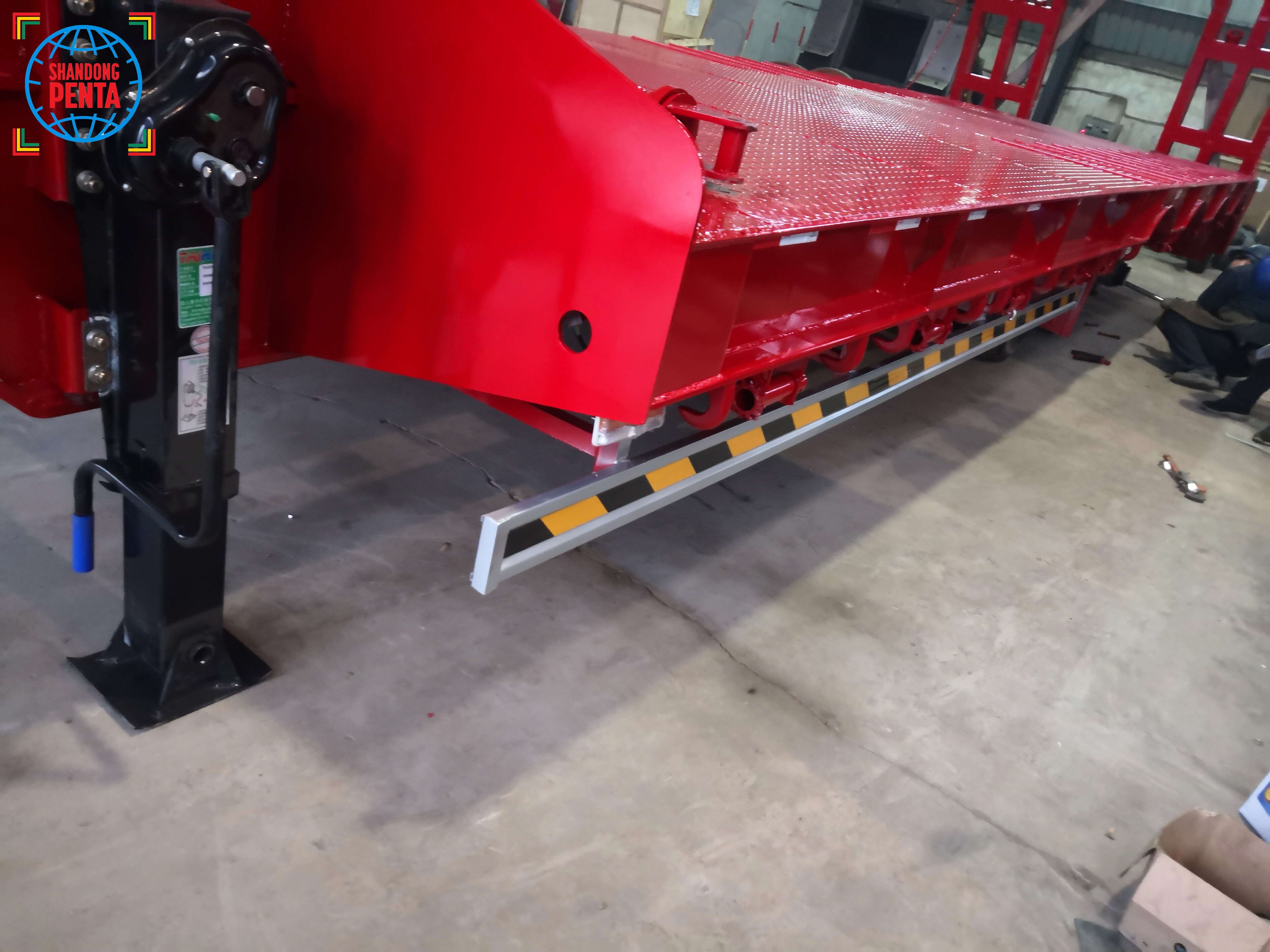 Four-axle flatbed truck