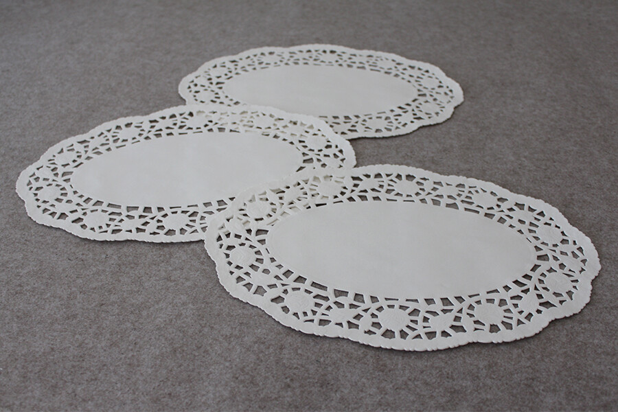 Oval paper doyleys