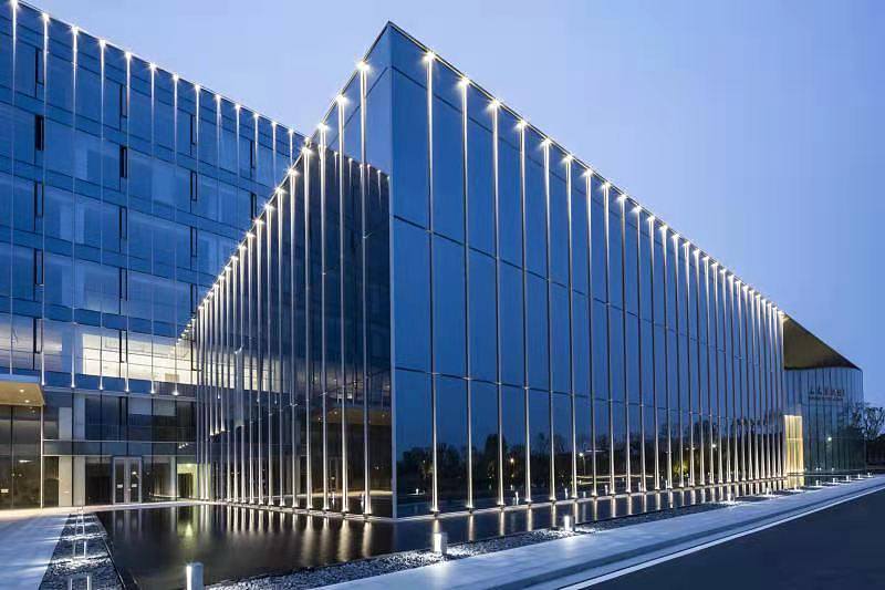 What are the differences in the properties of insulating glass and tempered glass products?