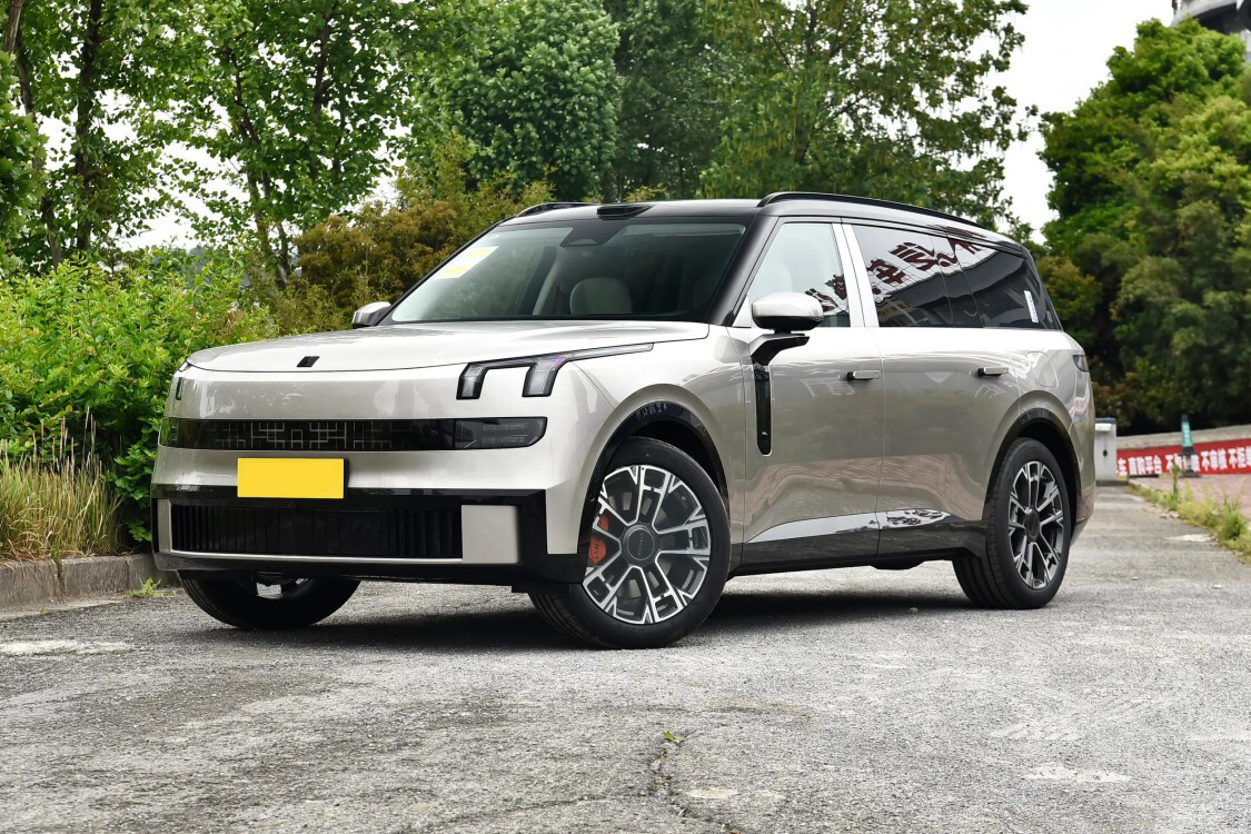 Lynk & Co 900