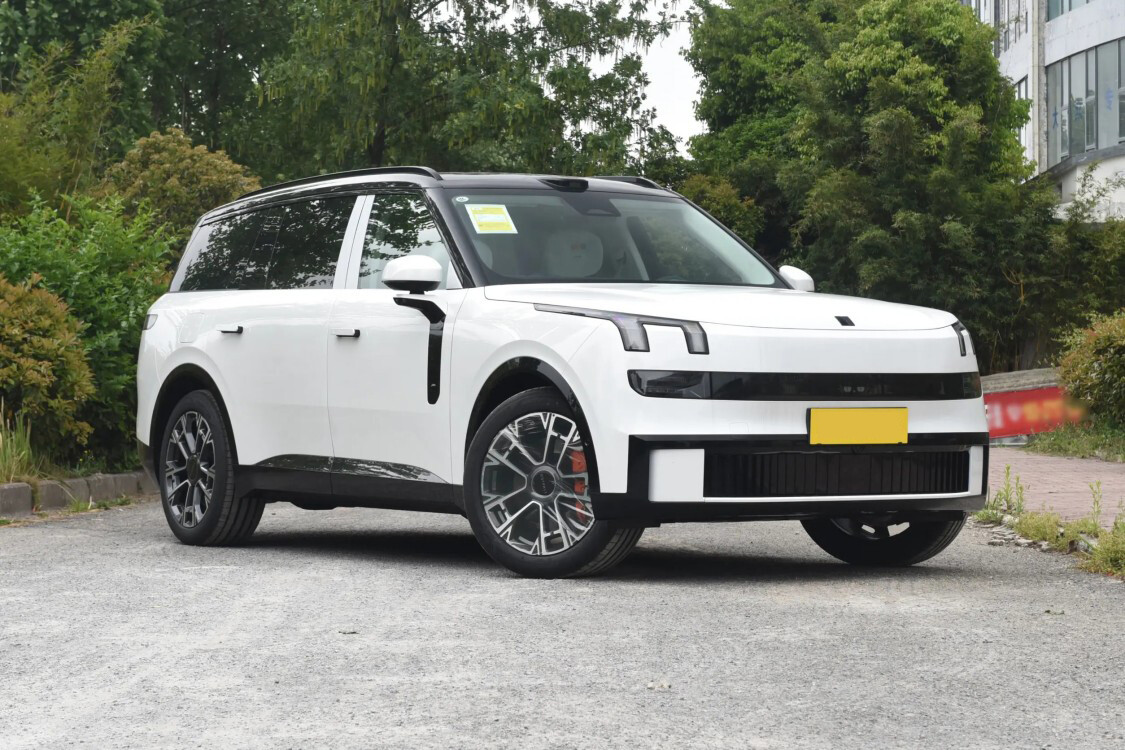 Lynk & Co 900