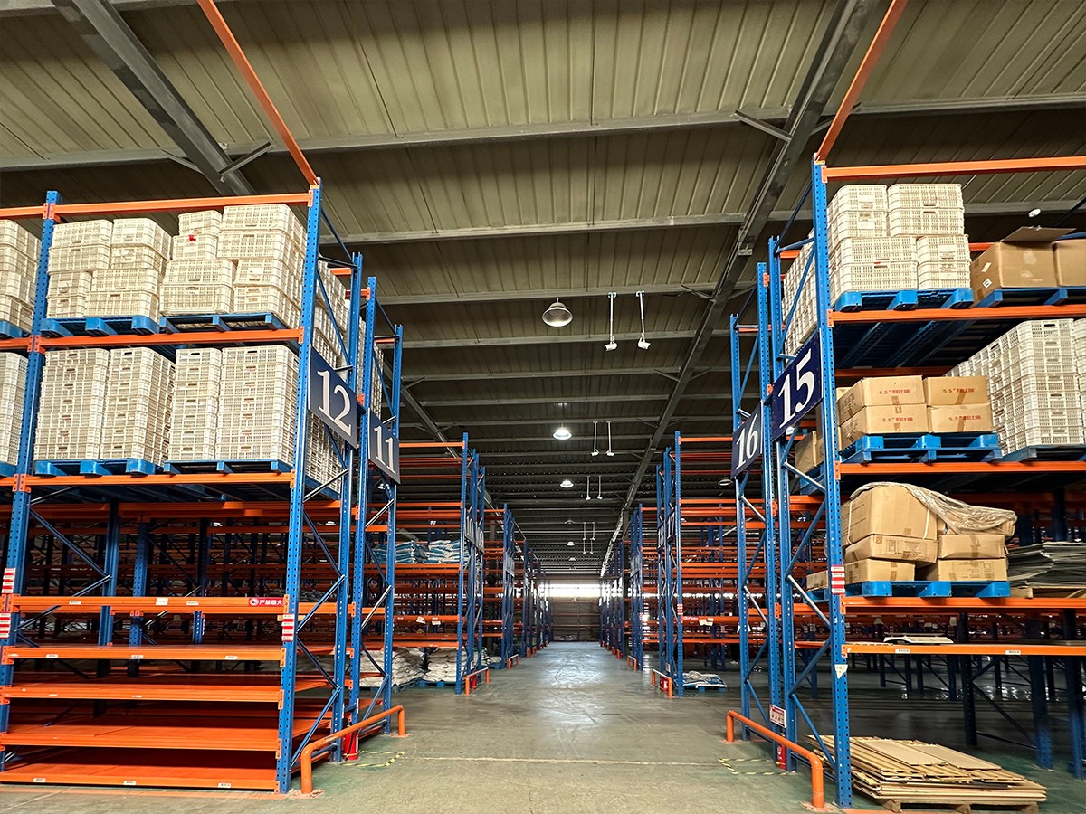 Pallet racks - supermarket storage