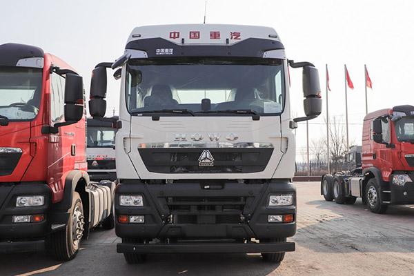 Popular Model 8x4 Diesel Fuel Tractor Truck Cummins Engine Fast Gear Box Automatic Transmission Left Steering with Rear Camera