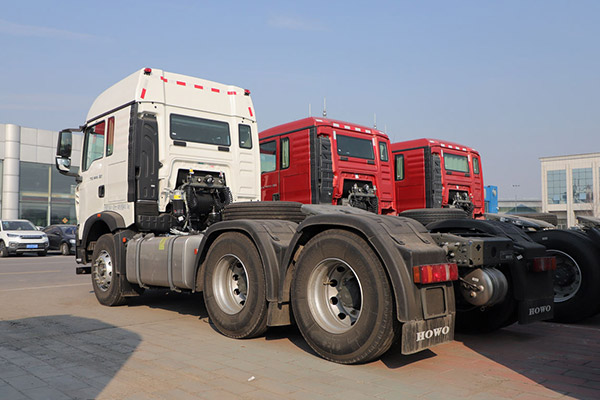 Popular Model 8x4 Diesel Fuel Tractor Truck Cummins Engine Fast Gear Box Automatic Transmission Left Steering with Rear Camera