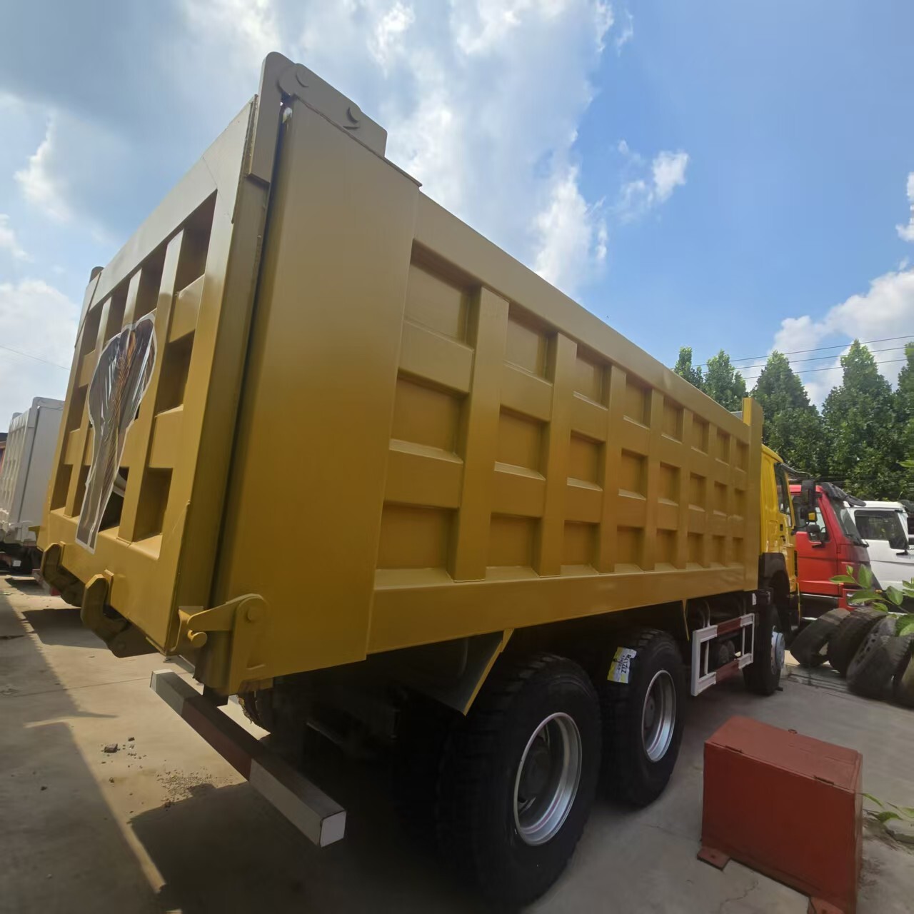 Fast Unloading Middle-Lifting Dump Truck for High-Rise Building Projects