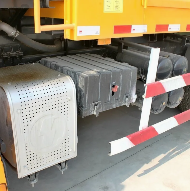 Fast Unloading Middle-Lifting Dump Truck for High-Rise Building Projects