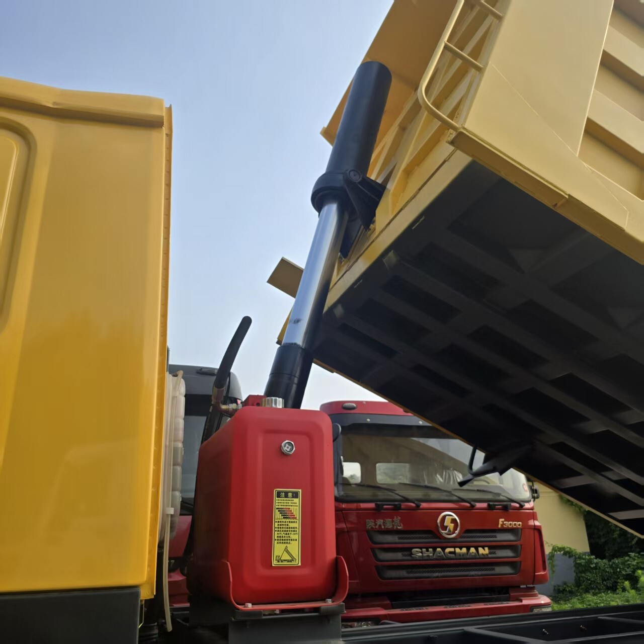 Fast Unloading Middle-Lifting Dump Truck for High-Rise Building Projects