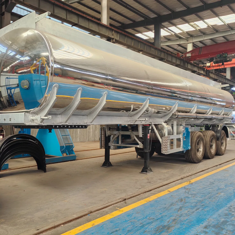 3/4 Axle 40cbm 50cbm Carbon Steel/Stainless Steel/Aluminum Alloy Tanker Truck Semi Trailer for Milk/Diesel/Liquid/Oil/Fuel Transportion