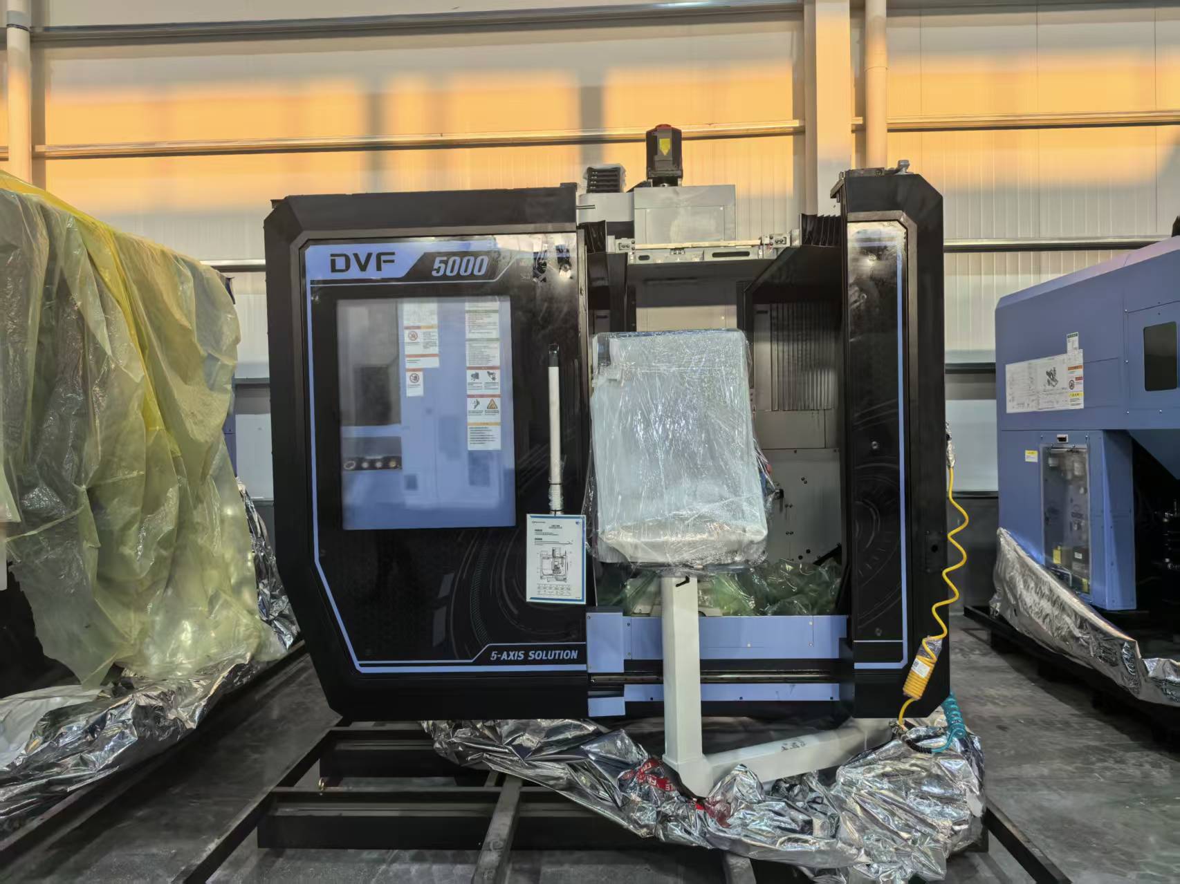 The advantages of 5-axis machining centers: How manufacturing can achieve complex machining with a single setup.