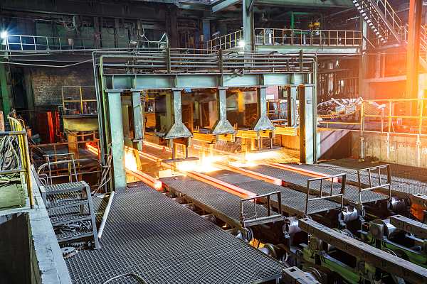 花瓣素材_钢厂输送机上的热钢_144498140(1)