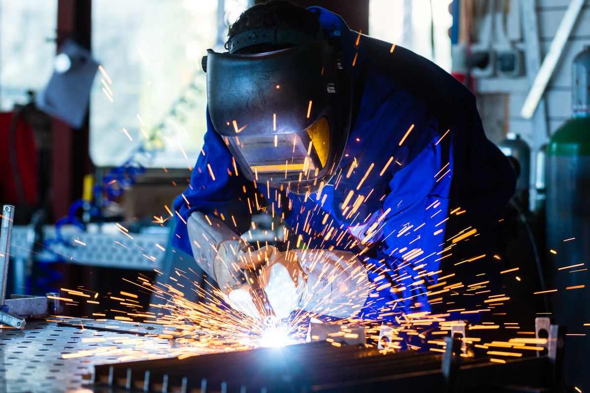 Organize an online steel technology seminar to discuss industry trends with global clients