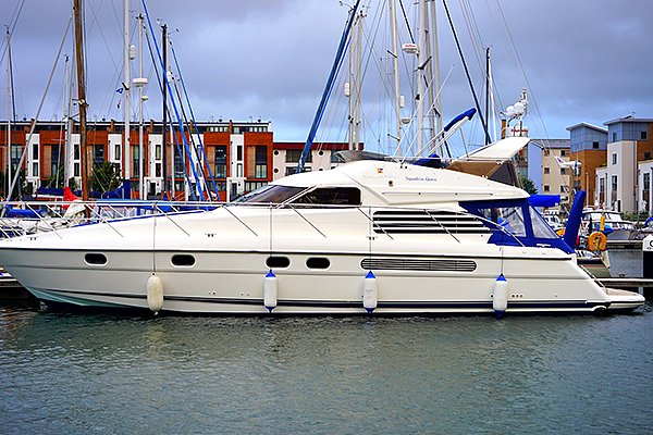 En la ingeniería oceánica, el acero se utiliza para fabricar componentes clave como plataformas marinas y estructuras de barcos.