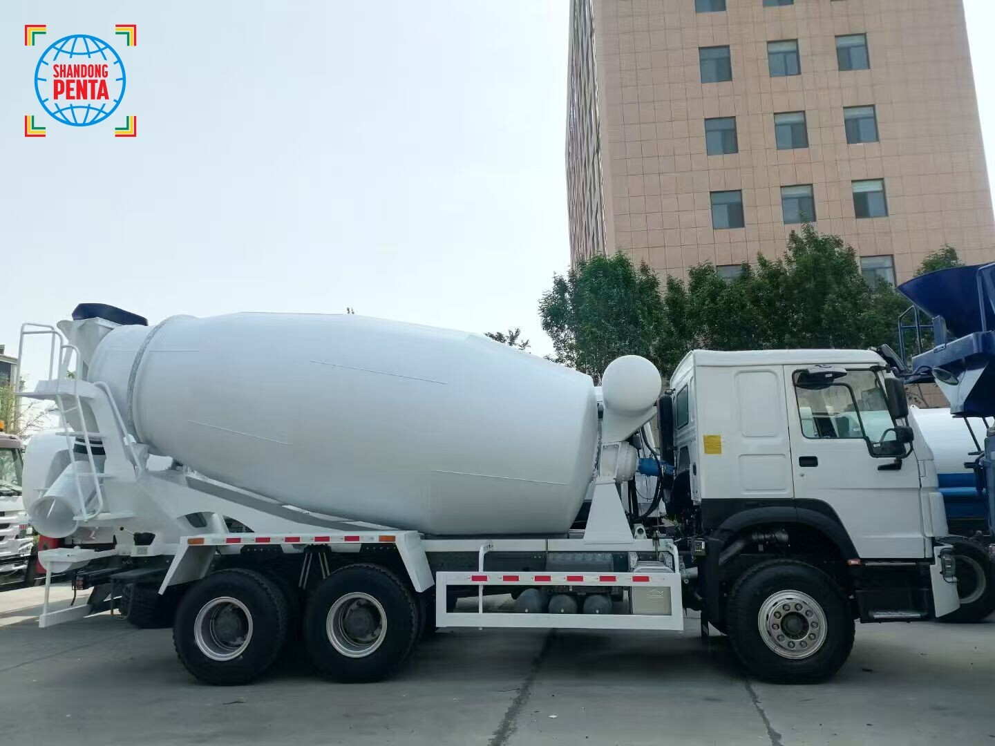 Camion malaxeur à béton carré