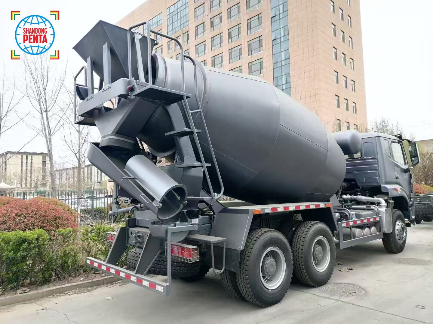 Camion malaxeur à béton carré