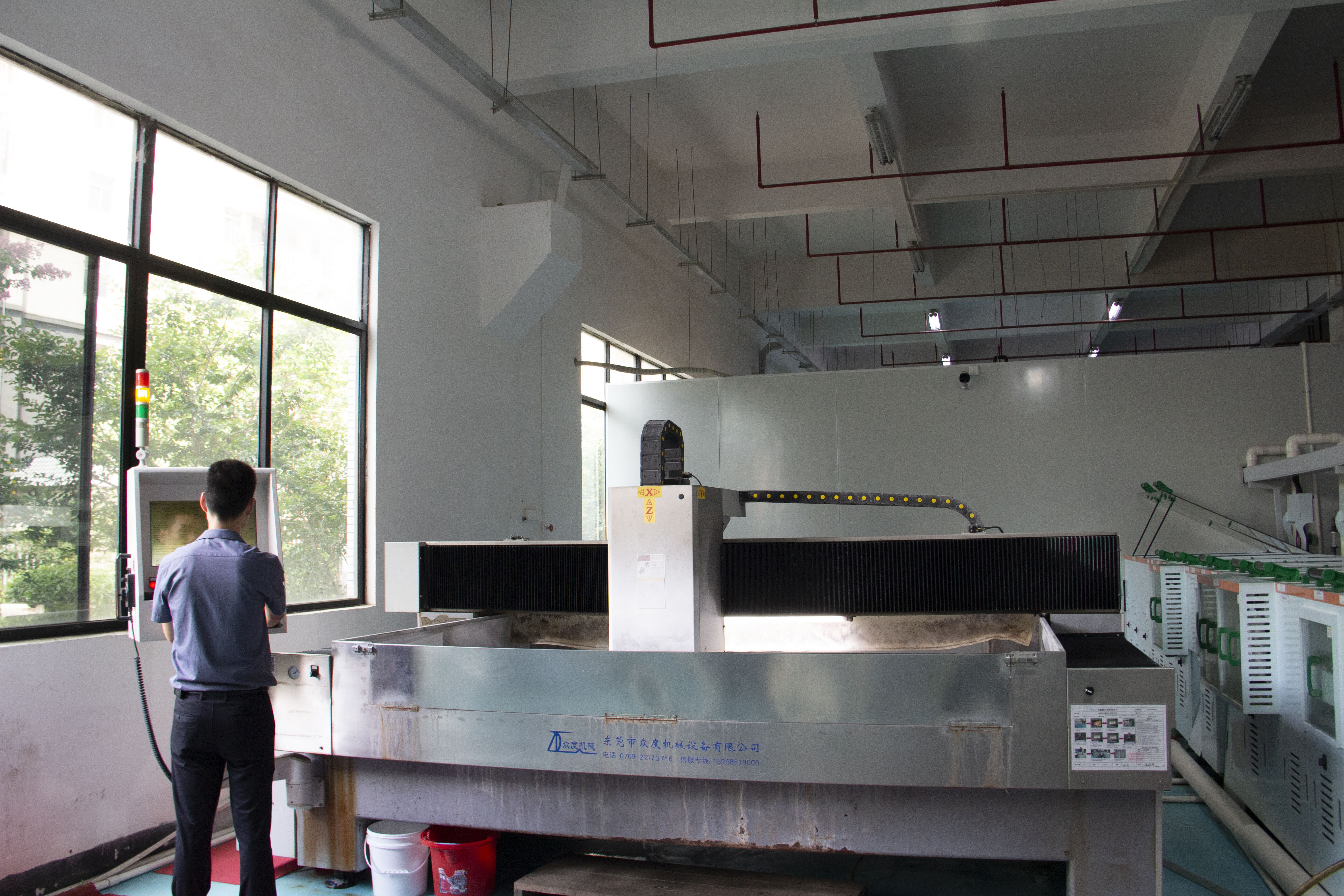 AF anti pollution and anti fingerprint glass: making the view clearer