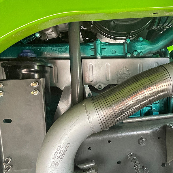 豪沃6x4油罐绿色详情2