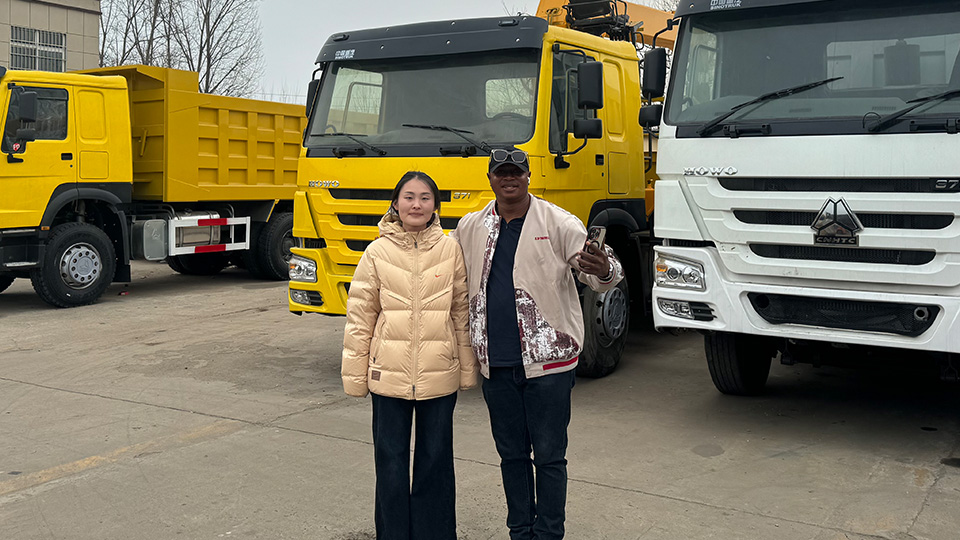 Customer came to the factory to purchase HOWO truck-mounted cranes for transportation to Lagos