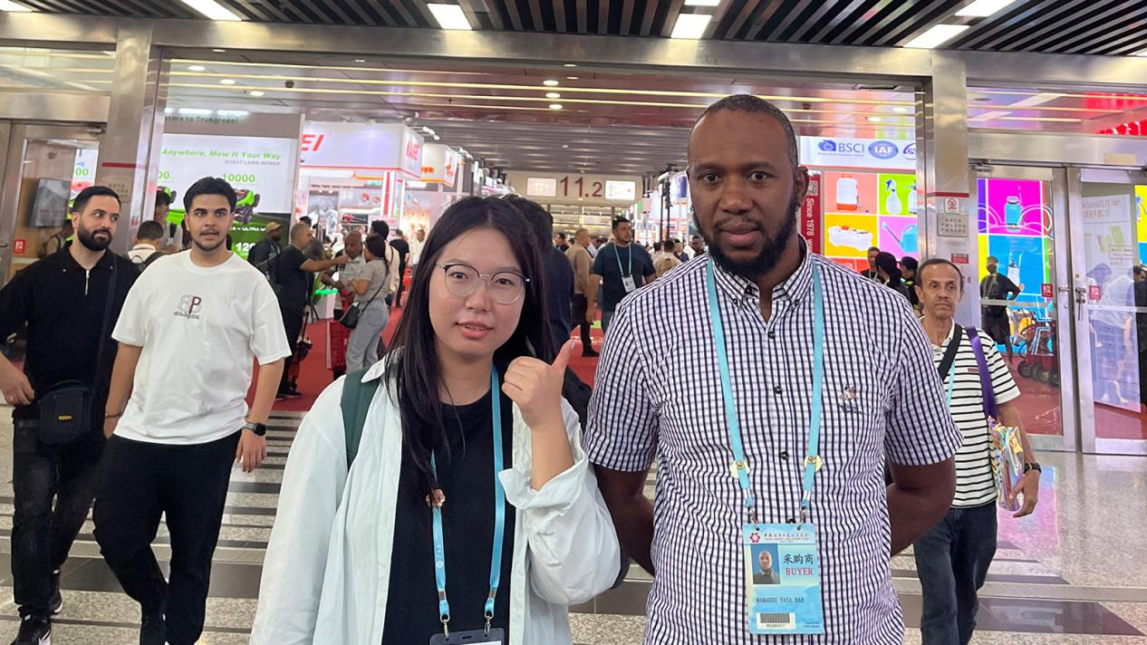 Customer from Guinea is purchasing Shacman tractor truck 