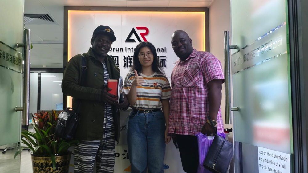 Customers from the Central African Republic came to the office to purchase tractors and semi-trailers 