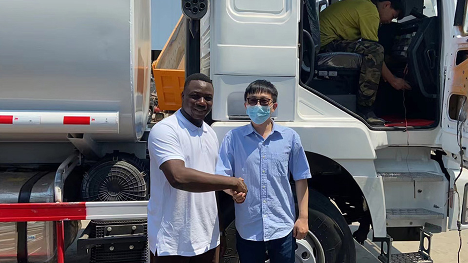 The Democratic Republic of the Congo purchases 10 wheels HOWO oil tanker truck