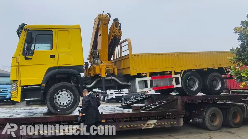 Howo truck-mounted crane shipped to Niger for railway construction