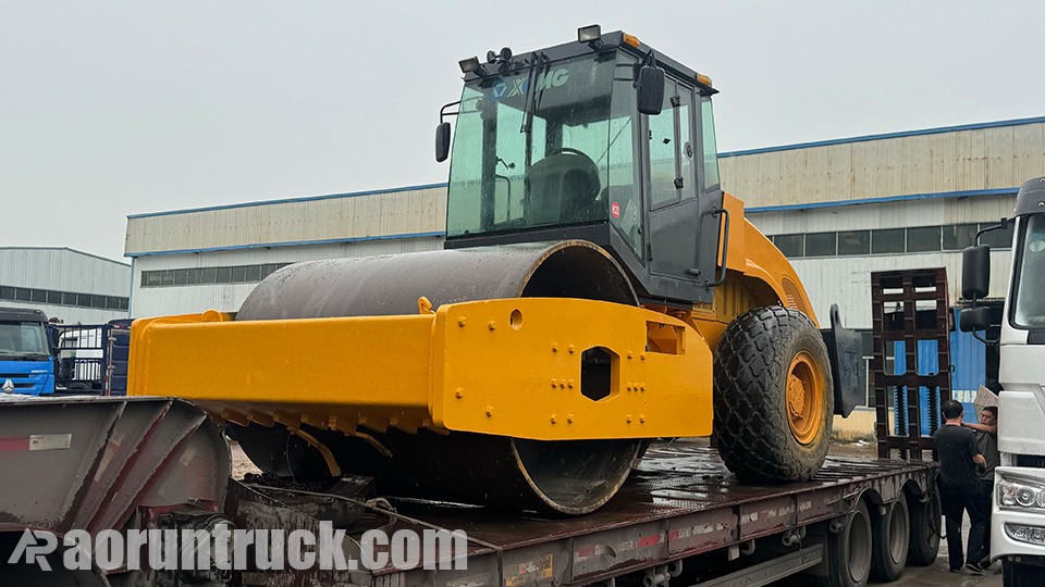 The road roller is going to be exported from Tianjin Port to Tanzania(1)