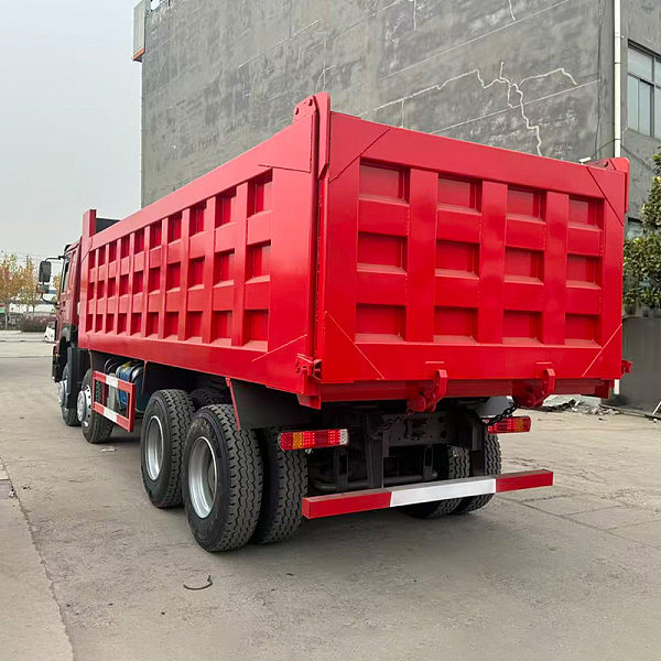 豪沃红色8x4自卸主图4