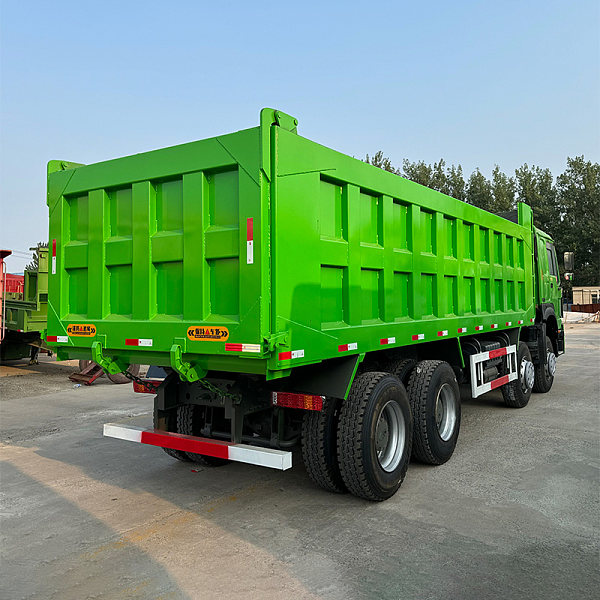 豪沃绿色8x4自卸主图4