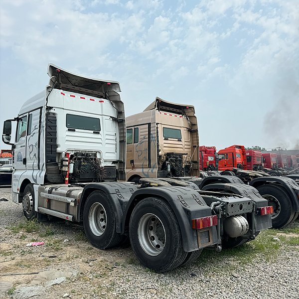 汕德卡6x4牵引白色详情6