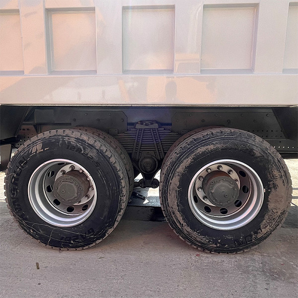 豪沃TX 6x4自卸白色详情11