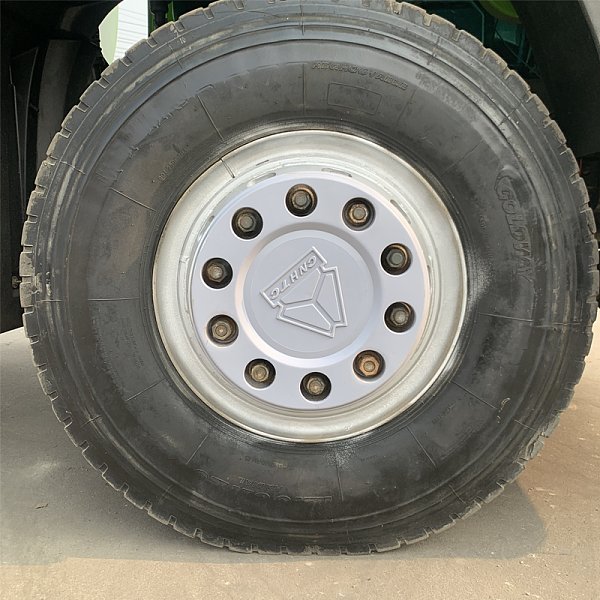 豪沃6x4油罐绿色详情9