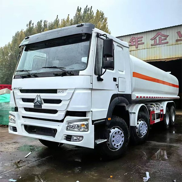豪沃8x4油罐白色详情5