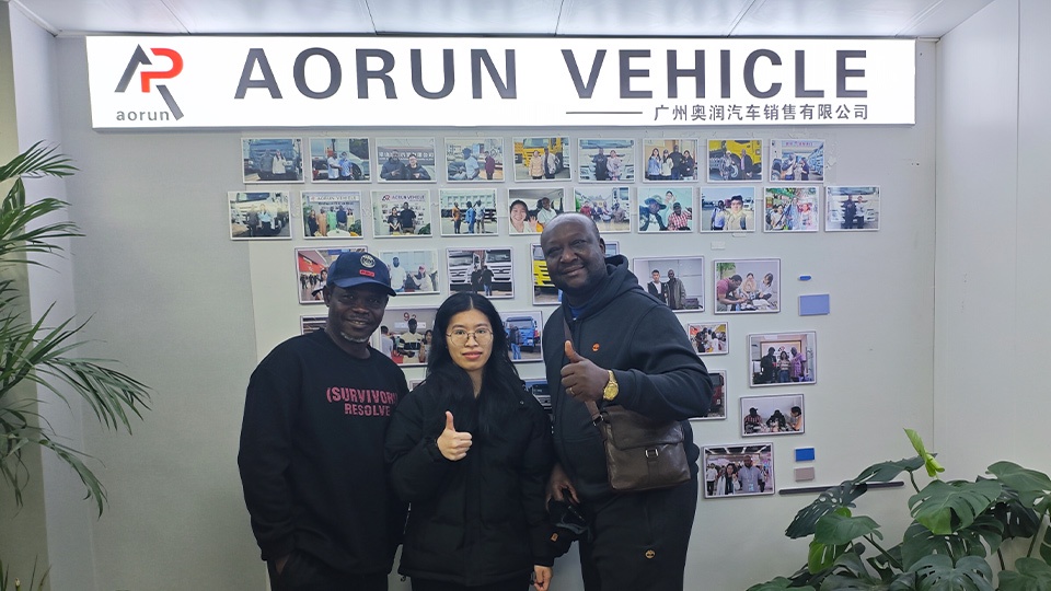 A customer from the Central African Republic signed a purchase agreement for a Shaanxi Automobile 6x6 all-wheel-drive dump truck on-site.
