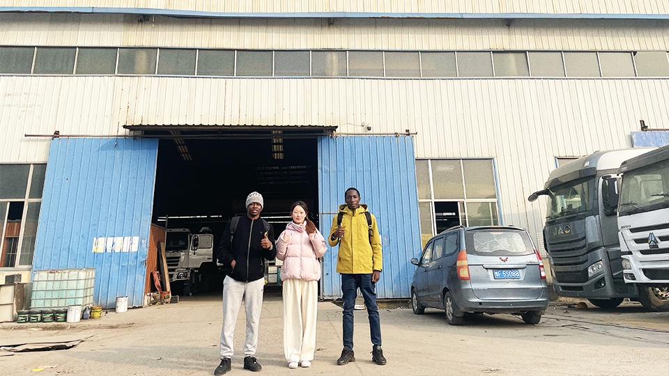 Customers From Burkina Faso Visited Aorun To Purchase Shacman X3000 Tractor Truck.