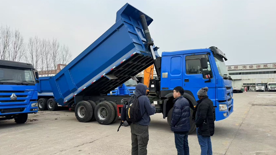 Angolan customers visit Howo 6x4 dump truck