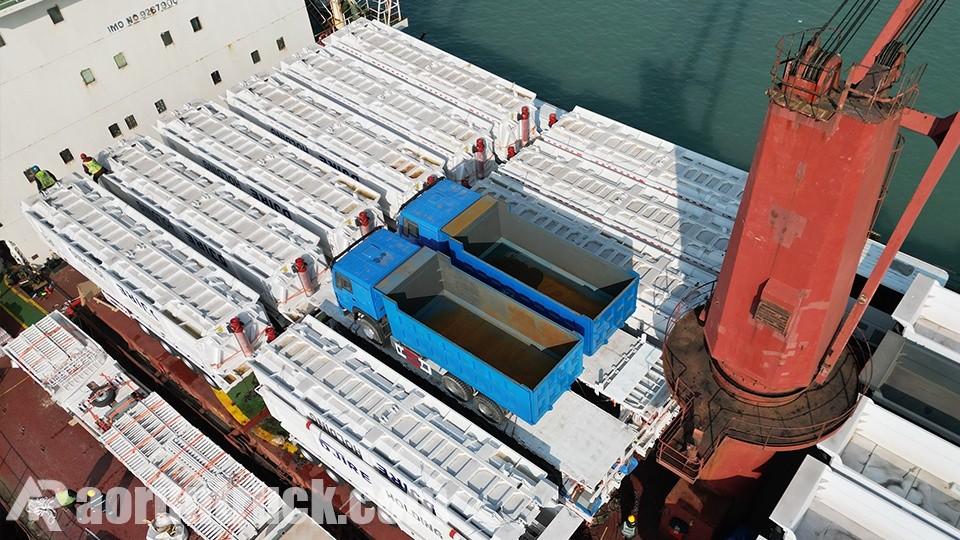 Two Howo 6x4 dump trucks set off for Equatorial Guinea. Two Howo 6x4 dump trucks set off for Equatorial Guinea.