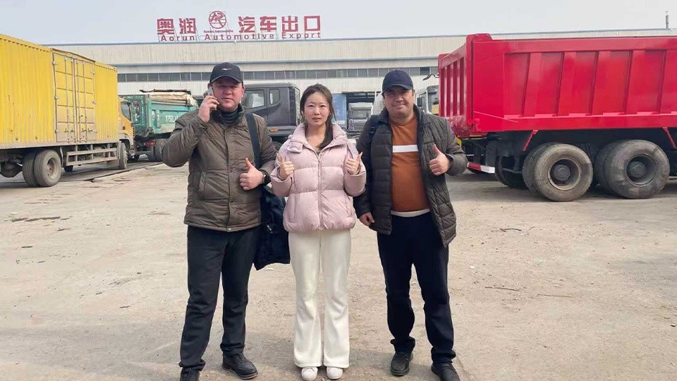 A customer in Uzbekistan purchased a Howo T7H 430HP tractor unit. A customer in Uzbekistan purchased a Howo T7H 430HP tractor unit.