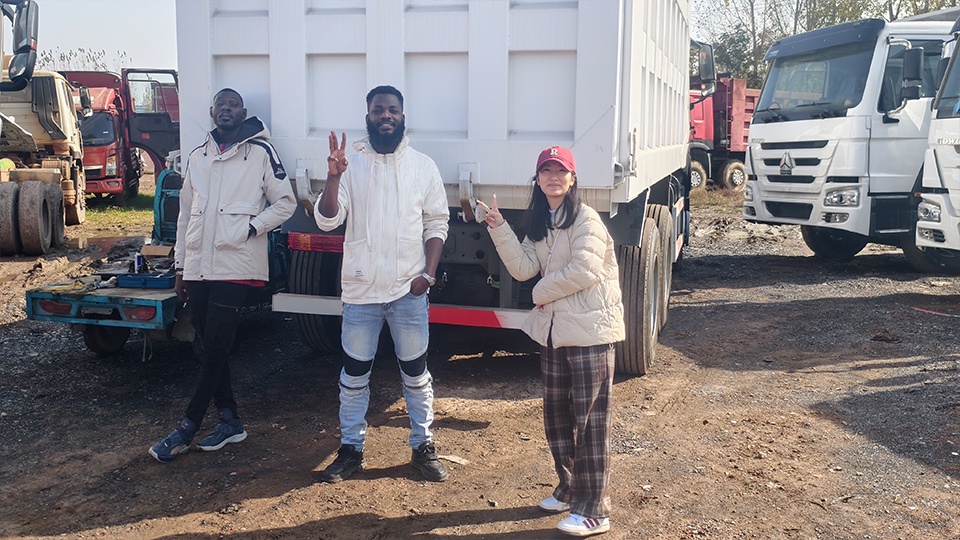 Rwandan customer purchases Howo 6x4 tanker truck