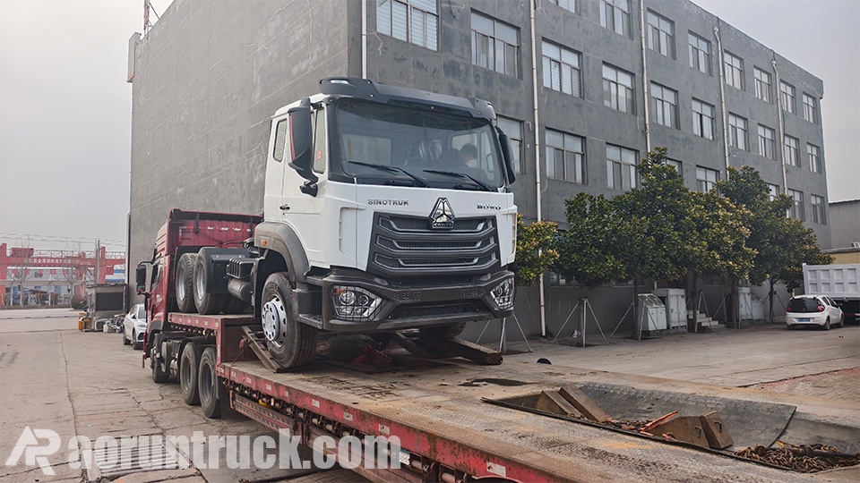 Hohan tractor trucks from the Aorun brand are shipped to Madagascar.
