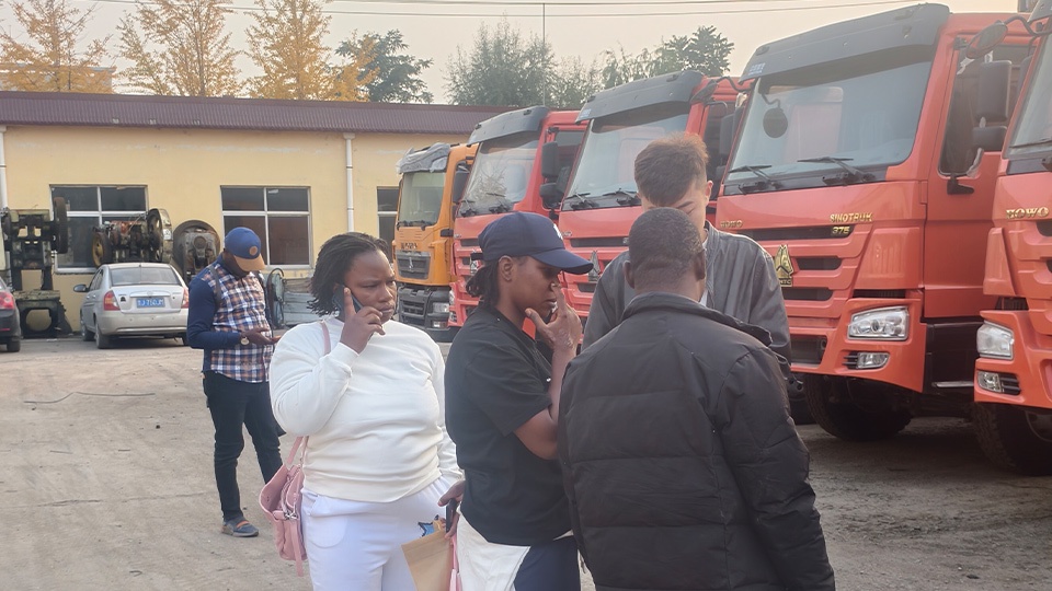 Zimbabwean customers visit Shacman's new M3000 380HP dump truck